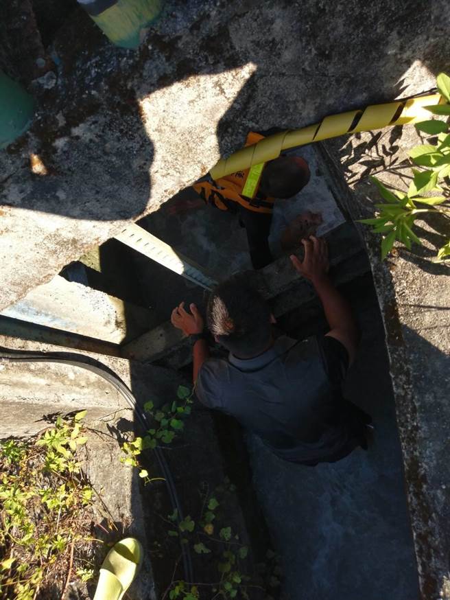 今晨民眾在光復国小附近，一处水流湍急的圳沟内，发现有人跌落至内，救难人员见水闸门内有一只手，赶紧协请农田水利会光復站人员关闭闸门，避免水不断流出，将他拉上后，已明显死亡，至于详细事发原因，仍待警方调查。 （花莲县消防局提供／罗亦晽花莲传真）