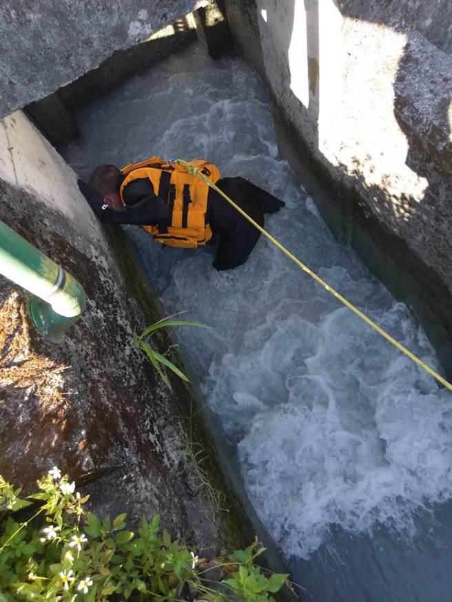 今晨民眾在光復国小附近，一处水流湍急的圳沟内，发现有人跌落至内，救难人员见水闸门内有一只手，赶紧协请农田水利会光復站人员关闭闸门，避免水不断流出，将他拉上后，已明显死亡，至于详细事发原因，仍待警方调查。 （花莲县消防局提供／罗亦晽花莲传真）
