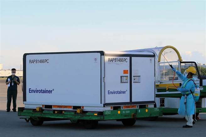 波蘭政府捐贈台灣的40萬劑AZ疫苗，5日清晨由長榮航空公司BR66航班自維也納運抵桃園機場，海關完成機邊驗放作業後送往指定冷儲物流中心存放，進行後續檢驗封緘作業後再供計畫所列實施對象接種。（陳麒全攝）
