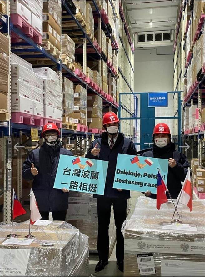 衛福部長陳時中(右)、外交部曾厚仁政務次長(左)、波蘭駐台代理處長李波(中)在倉儲點收疫苗。(圖/外交部提供)