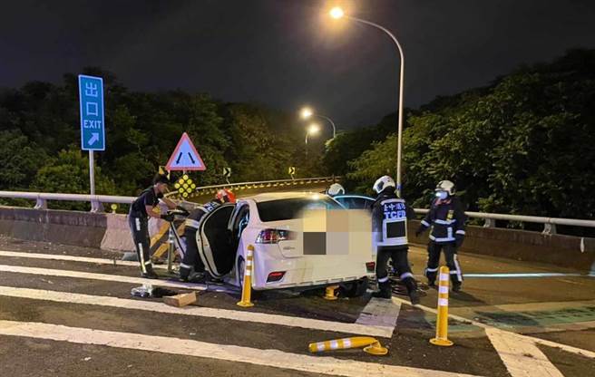 林男驾驶自小客车下乌日高铁匝道出口处（东向4K处），不明原因自撞护栏肇事。（民眾提供／陈世宗台中传真）