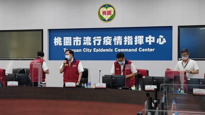 桃园市长郑文灿表示，机组员染疫风险高，中央可考虑为其接种第3剂。（赖佑维摄）
