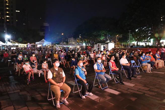新瓦屋板凳电影院4日晚间登场，首场放映「哥吉拉大战金刚」，民眾在保持社交安全距离的状况下，共同欣赏。（庄旻静摄）