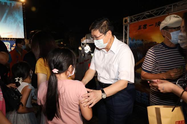 新竹县长杨文科（右）4日晚间也到现场，与民眾同乐。（庄旻静摄）