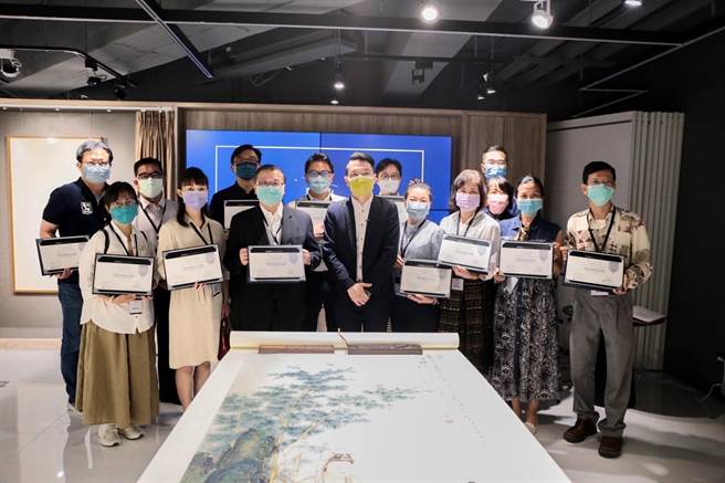 苏富比东方艺术计划的艺术课程「全球艺术品鑑赏、投资、艺术市场分析」近日在台举办了结业仪式。（夏荆山文化艺术基金会提供）