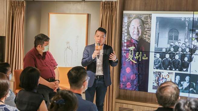 财团法人夏荆山文化艺术基金会执行长赵忠杰（中）与国立故宫博物院书画文献处研究员暨科长刘国威对谈。（夏荆山文化艺术基金会提供）