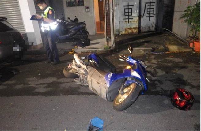高雄市吴姓外送员下班后喝茫，5日清晨醉撞路边轿车，机车倒地，害自己左肩断骨，身体多处擦伤。（翻摄照片／石秀华高雄传真）