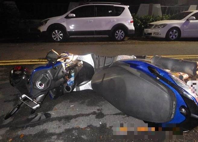 吴男酒后骑车自撞路边轿车，自己受伤，被警方测出酒测值超过0.81毫克，被依公共危险罪嫌送办。（翻摄照片／石秀华高雄传真）