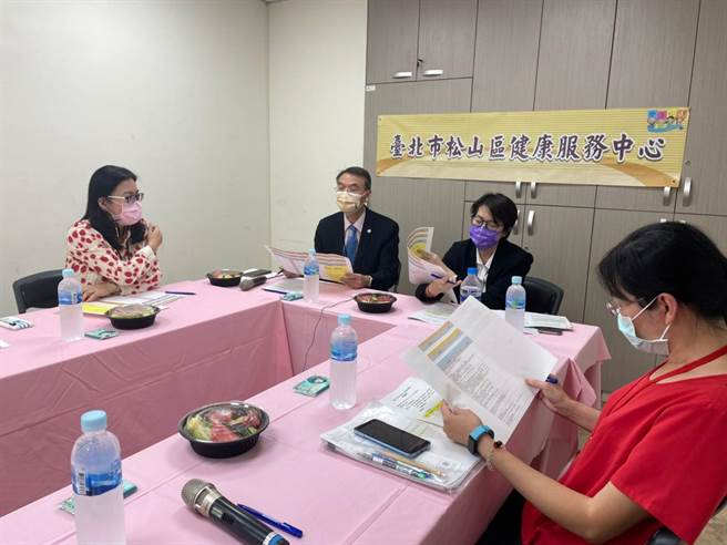 因应长荣机师事件，中央发送百万封警示简讯，台北市副市长黄珊珊（右二）5日在脸书发文指出，市长柯文哲指示联合医院不限人数尽量筛检，让民眾安心。（摘自黄珊珊脸书）