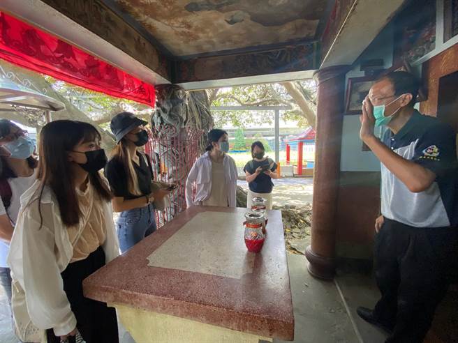溪洲社区干部为青年实习生导览解说土地公庙文化。（台中市文化局提供／陈淑芬台中传真）