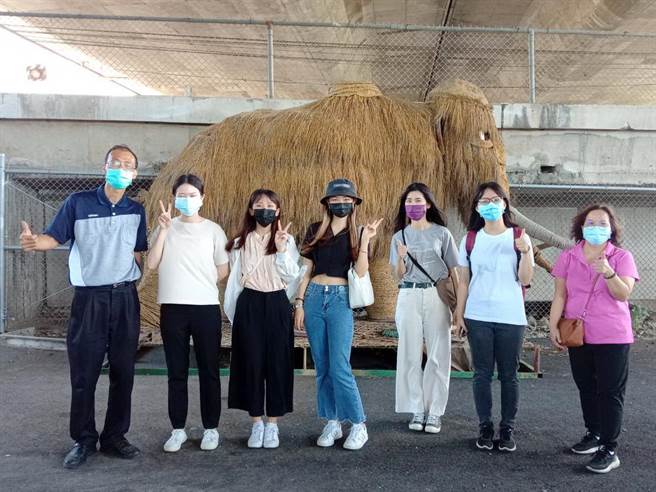 青年实习生与溪洲社区合作推出「土地公溪游记」成果展。（台中市文化局提供／陈淑芬台中传真）