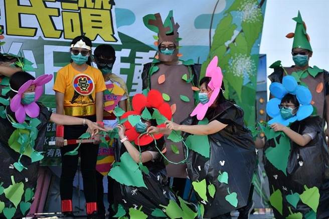 小花蔓泽兰行动剧以生动活泼的方式介绍除蔓三步骤。（东势林管处提供／王文吉台中传真）