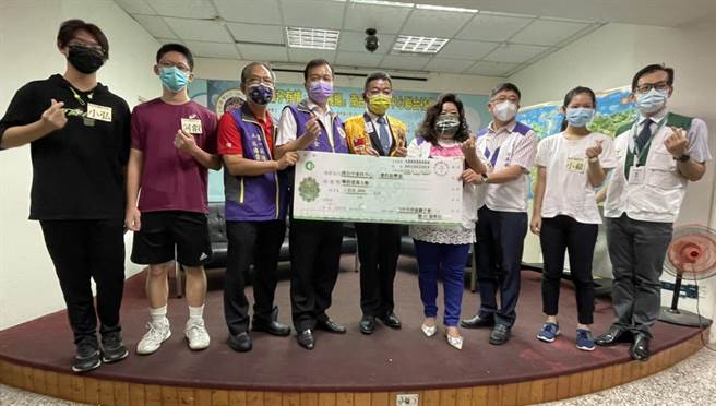 國際獅子會300-C1區台中市崇倫獅子會聯合社服捐贈31萬愛的助學金。(南台中家扶提供) 