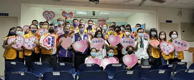 國際獅子會300-C1區台中市崇倫獅子會聯合社服捐贈31萬愛的助學金。(南台中家扶提供)