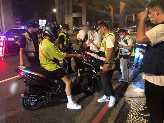 中和警分局会同环保局取缔违法改装排气管车辆。（警方提供）