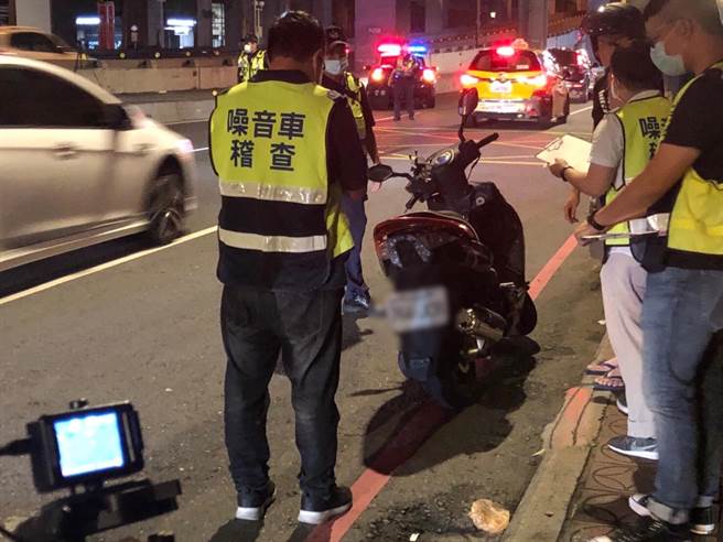 中和警分局会同环保局取缔违法改装排气管车辆。（警方提供）