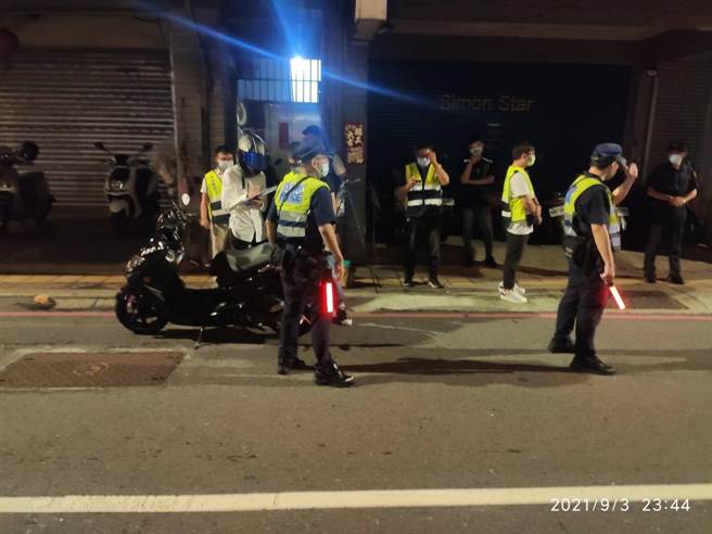 中和警分局会同环保局取缔违法改装排气管车辆。（警方提供）