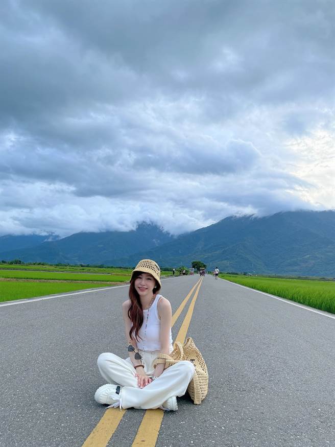 王心凌生日和朋友去台東玩，在台東伯朗大道拍照打卡。（環球音樂提供）