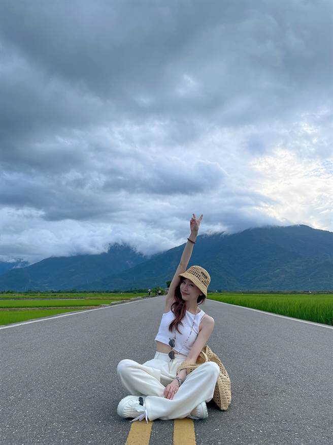 王心凌生日和朋友去台東玩，在台東伯朗大道拍照打卡。（環球音樂提供）