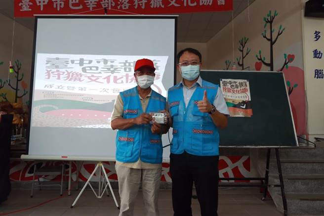 東勢林區管理處長張弘毅（右）頒發獵人證給獵人代表，宣示部落自主管理並永續經營野生動物資源。（東勢林管處提供／王文吉台中傳真）