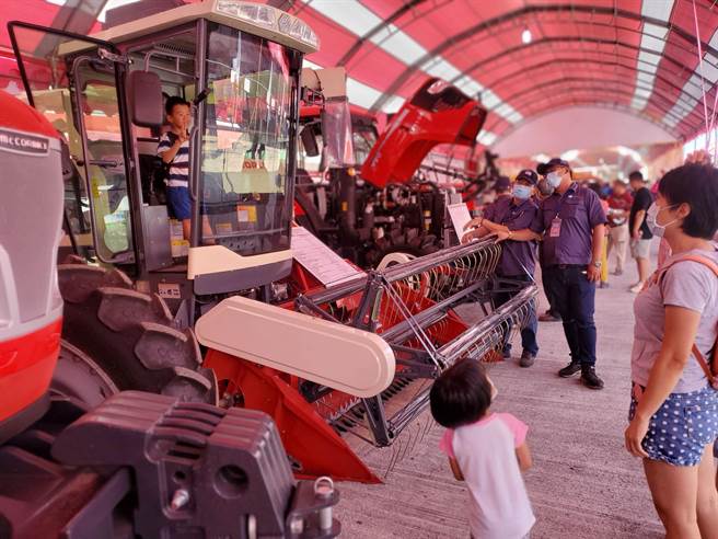 去年第15届云林国际农业机械资材展吸引多达52万参观人次，不少亲子出游参观拍照留念。（本报资料照片／周丽兰摄）