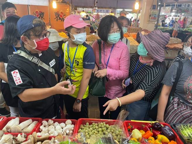 花蓮市公所日前邀請在地異國料理主廚宋金龍（左），帶領15位民眾，前往重慶市場尋寶，並利用採買的食材，變成道道美味的異國佳餚，深入瞭解菜市場和「食」的關係。（花蓮市公所提供／羅亦晽花蓮傳真）