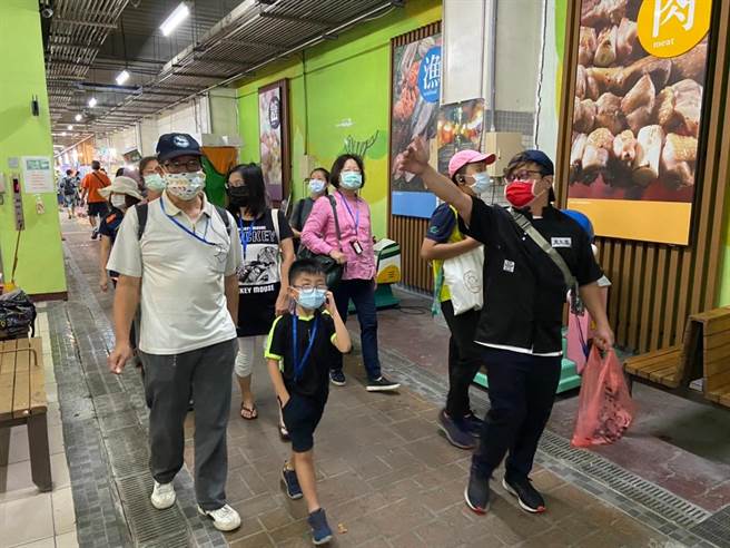 花蓮市公所日前邀請在地異國料理主廚宋金龍（右），帶領民眾，前往重慶市場尋寶，並利用採買的食材，變成道道美味的異國佳餚，深入瞭解菜市場和「食」的關係。（花蓮市公所提供／羅亦晽花蓮傳真）