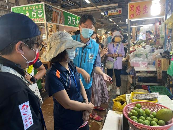 花蓮市公所日前邀請在地異國料理主廚宋金龍（右），帶領民眾，前往重慶市場尋寶，市長魏嘉賢也一同參與，並利用採買的食材，變成道道美味的異國佳餚。（花蓮市公所提供／羅亦晽花蓮傳真）