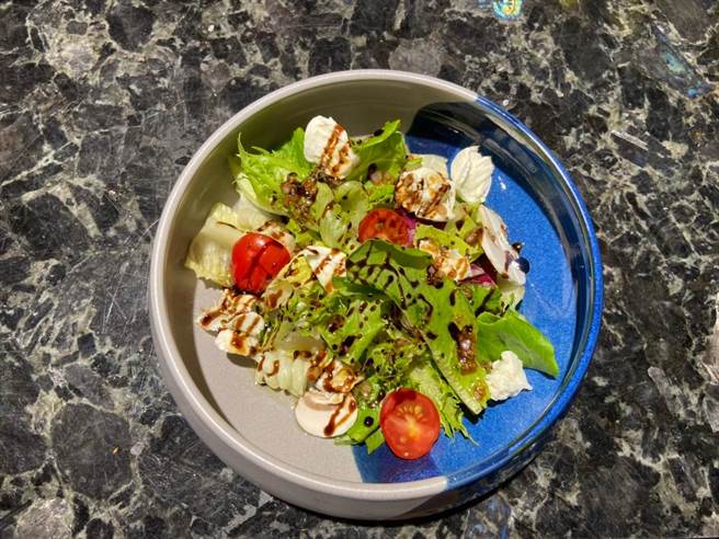 花蓮市公所日前邀請在地異國料理主廚宋金龍，帶領民眾前往傳統市場採買，並利用其食材，變成道道美味的異國佳餚。（花蓮市公所提供／羅亦晽花蓮傳真）