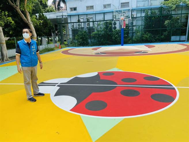 陳奇正表示，永福公園籃球場歷經公所半年時間整建，球場以大面積的多色塊彩繪成向日葵花朵，並巧妙結合瓢蟲及熊蟬圖騰做為球場跳球區及罰球區（戴上容攝）