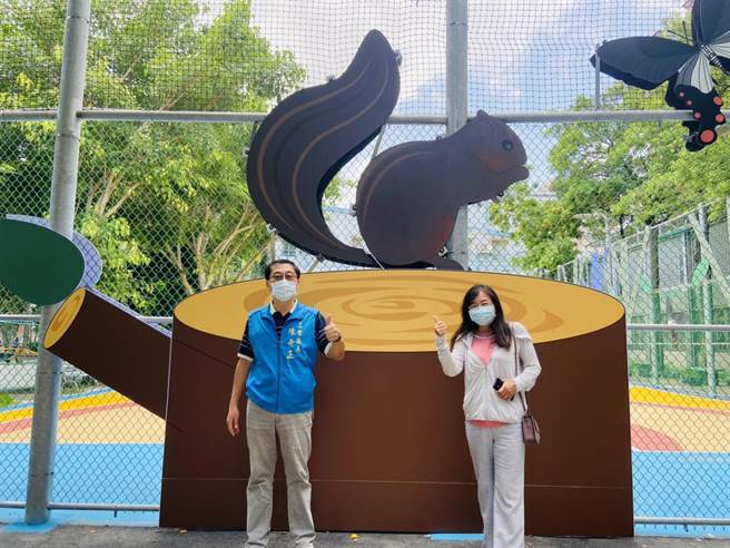 永福公園籃球場圍網上還增設獨角仙、鳳蝶、松鼠等圖騰的背板增添昆蟲系列風格（戴上容攝）