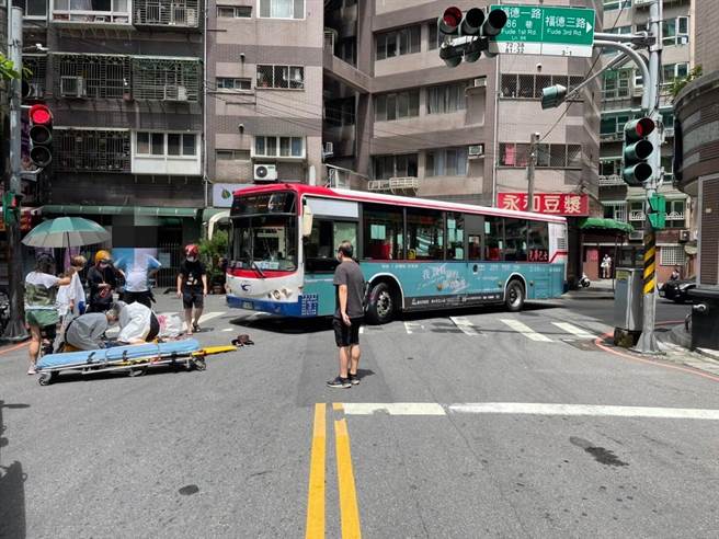 汐止區1輛公車左轉時不慎擦撞婦人。（民眾提供）