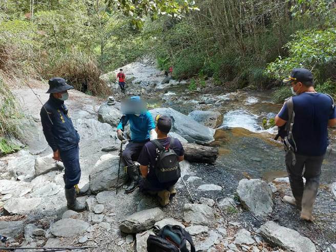 1名男山友4日和4名友人前往屏风山，没想到登顶前不慎摔落约3米深的边坡，手臂变形骨折，所幸意识清楚，生命迹象稳定。（花莲县消防局提供／罗亦晽花莲传真）