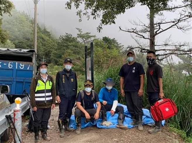1名男山友4日和4名友人前往屏风山，没想到登顶前不慎摔落约3米深的边坡，手臂变形骨折，所幸意识清楚，生命迹象稳定，经救难队员护送抵达登山口后，由救护人员送医救治。（花莲县消防局提供／罗亦晽花莲传真）