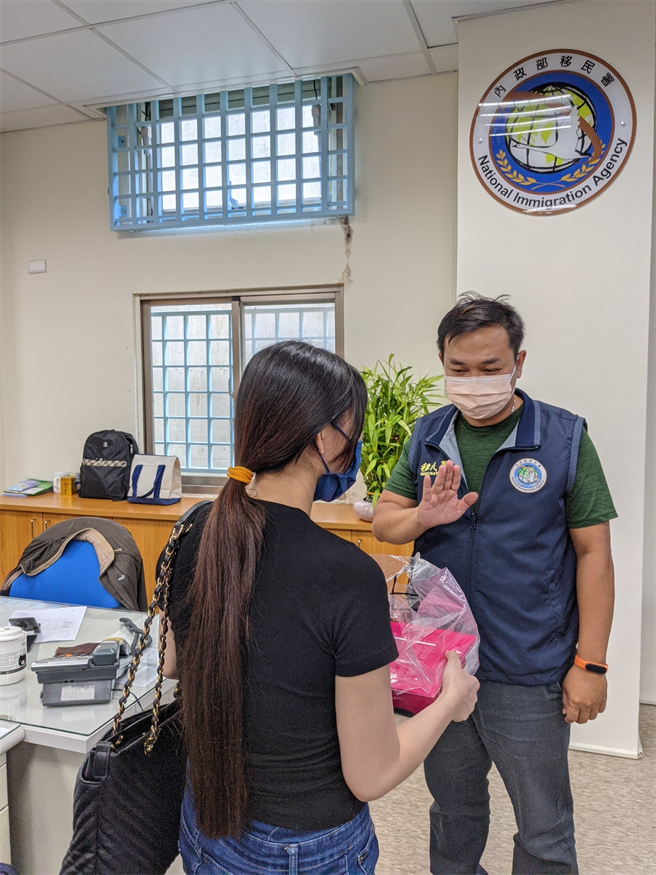 移民署宜兰专勤队移民官表示，协助民眾办理逾期居留是本于职责，不接受民眾送礼。（示意图／移民署宜兰专勤队提供）