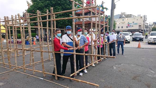 溪南寮重新打造竹笼茨，宣布年底重办扛茨走溪流活动，中央与地方民代体验组装竹屋的辛劳感受。（程炳璋摄）
