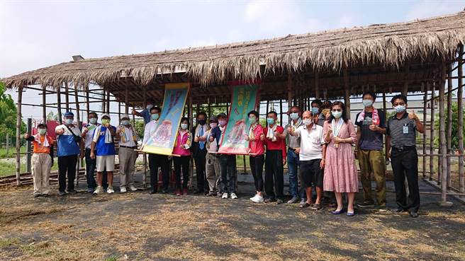 溪南寮居民预告扛茨走溪流活动年底将扩大举办。（程炳璋摄）