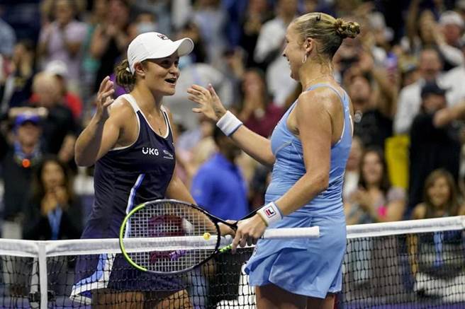 美网女单第1种子巴蒂(左)在32强战败给地主女将罗杰斯。（美联社）