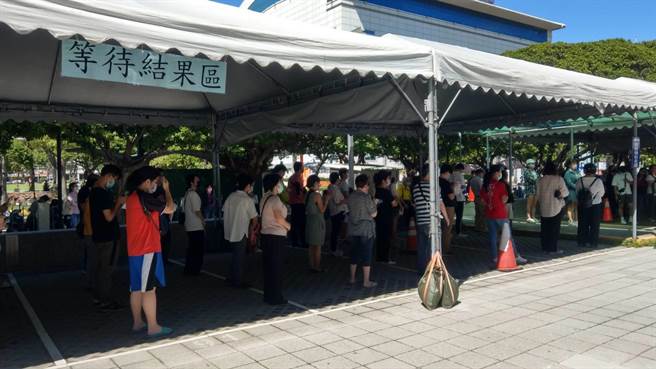 中央流行疫情指挥中心昨下午发送110万则细胞简讯。新北市联合医院三重院区今天上午出现排队筛检民眾，院方表示，多数民眾都是因简讯而来，筛检急加开为2线，增加200名额，共800名筛检名额。（戴上容摄）