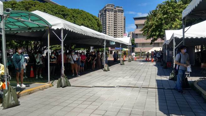 中央流行疫情指挥中心昨下午发送110万则细胞简讯。新北市联合医院三重院区今天上午出现排队筛检民眾，院方表示，多数民眾都是因简讯而来，筛检急加开为2线，增加200名额，共800名筛检名额。（戴上容摄）