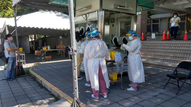 图为新北市联合医院三重院区筛检站。（资料照/戴上容摄）