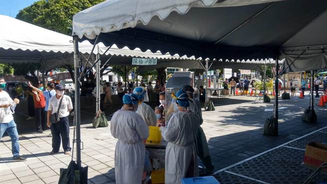 中央流行疫情指挥中心昨下午发送110万则细胞简讯。新北市联合医院三重院区今天上午出现排队筛检民眾，院方表示，多数民眾都是因简讯而来，筛检急加开为2线，增加200名额，共800名筛检名额。（戴上容摄）