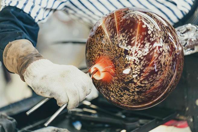 「玻璃传统技艺」保存者林瑶农精通传统坩埚窑炉技法。（新竹市政府提供／陈育贤新竹传真）