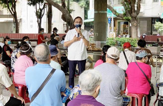 朱立倫於眷村舉行座談強調，明年贏2024才會贏，他要帶領大家、團結大家明年打勝戰。（讀者提供）