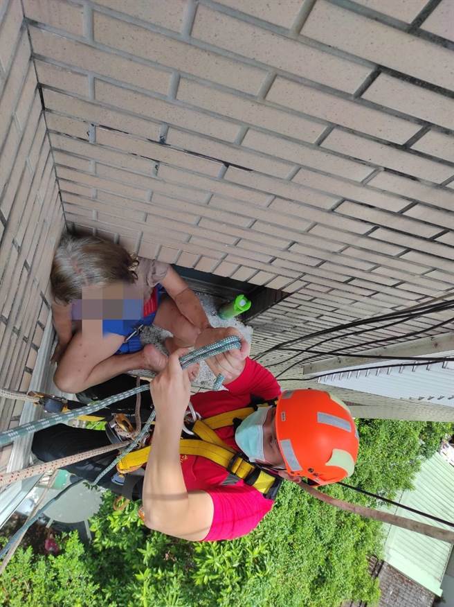 宜蘭市王姓婦人遭反鎖屋外，卻又不慎碰觸到虎頭蜂窩遭蜂螫，宜蘭縣消防員派員搶救後送醫。（宜蘭縣消防局提供／李忠一宜蘭傳真）