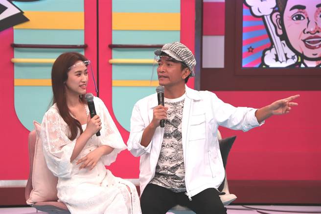 《小明星大跟班》主持人吴姗儒(左)、吴宗宪。(图／中天综合台提供)