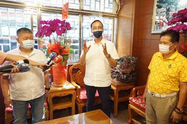 國民黨主席候選人朱立倫（中）在顏清標面前強力催動罷免台灣基進黨立委陳柏惟。（王文吉攝）