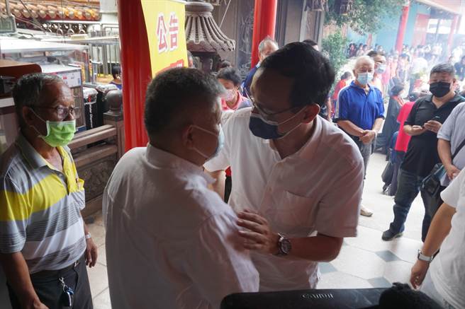 鎮瀾宮董事長顏清標趨前歡迎國民黨主席候選人朱立倫。（王文吉攝）