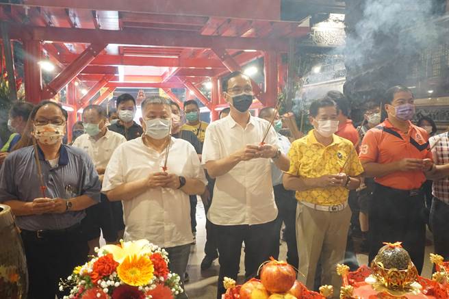 國民黨主席候選人朱立倫（中）參拜大甲媽，鎮瀾宮董事長顏清標（左二）、副董鄭銘坤（右二）、台中市民政局長吳世瑋（左一）陪同。（王文吉攝）