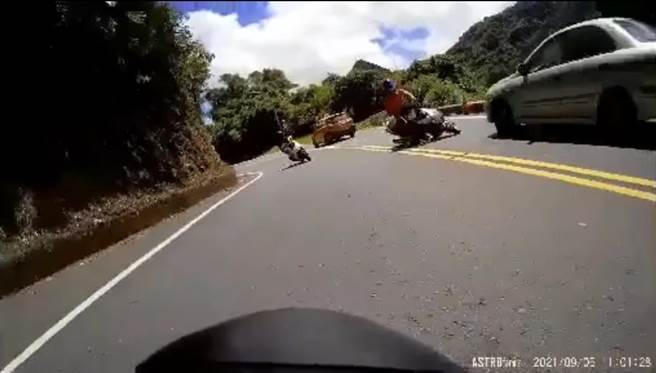 周姓男子跨越双黄线，与对向自小客车衝撞。（翻摄自脸书）